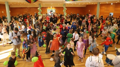 Für die feiernden Kinder im Onoldiasaal gilt es, die ausgeworfene Schokolade zu fangen. (Foto: Oliver Herbst)