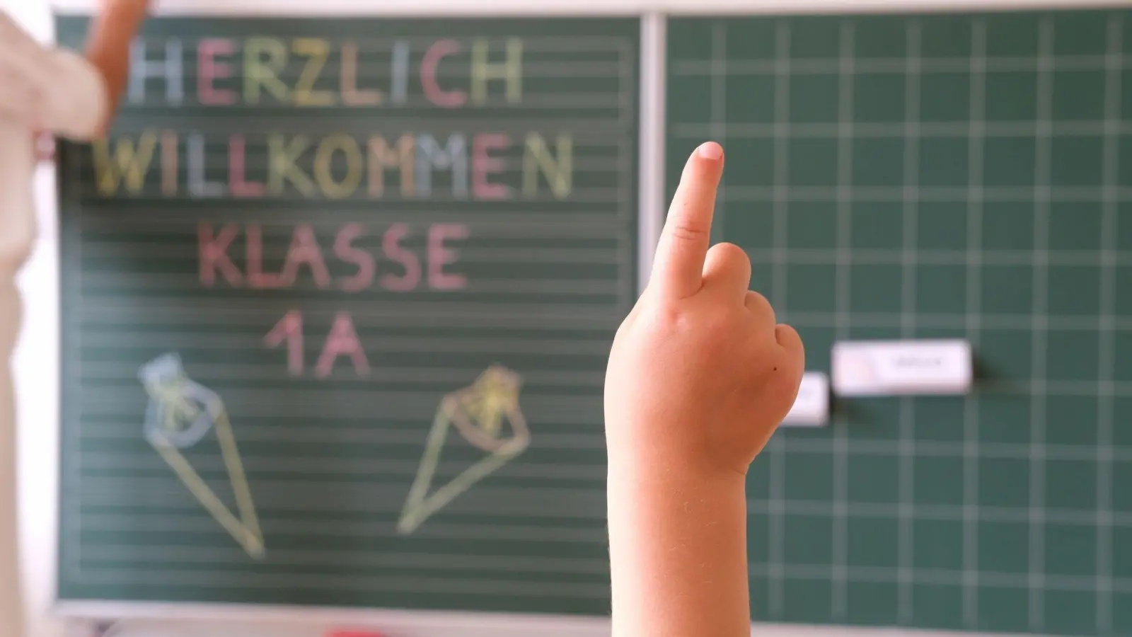 In Sachsen gings für die neuen Erstklässler sogar schon am Wochenende los - am Samstag war Einschulung.  (Foto: Sebastian Willnow/dpa)