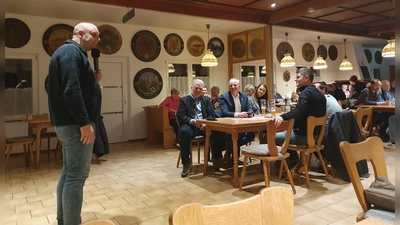 Nach Georg Gerhäusers (vorne am Tisch sitzend) Ansprache, ergriff dann Kabarettist Christoph Maul aus Schillingsfürst das Mikrofon. (Foto: Anna Franck)