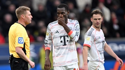 Bayerns Nicolas Jackson sah in Leverkusen nach Videoüberprüfung die Rote Karte. (Foto: Federico Gambarini/dpa)