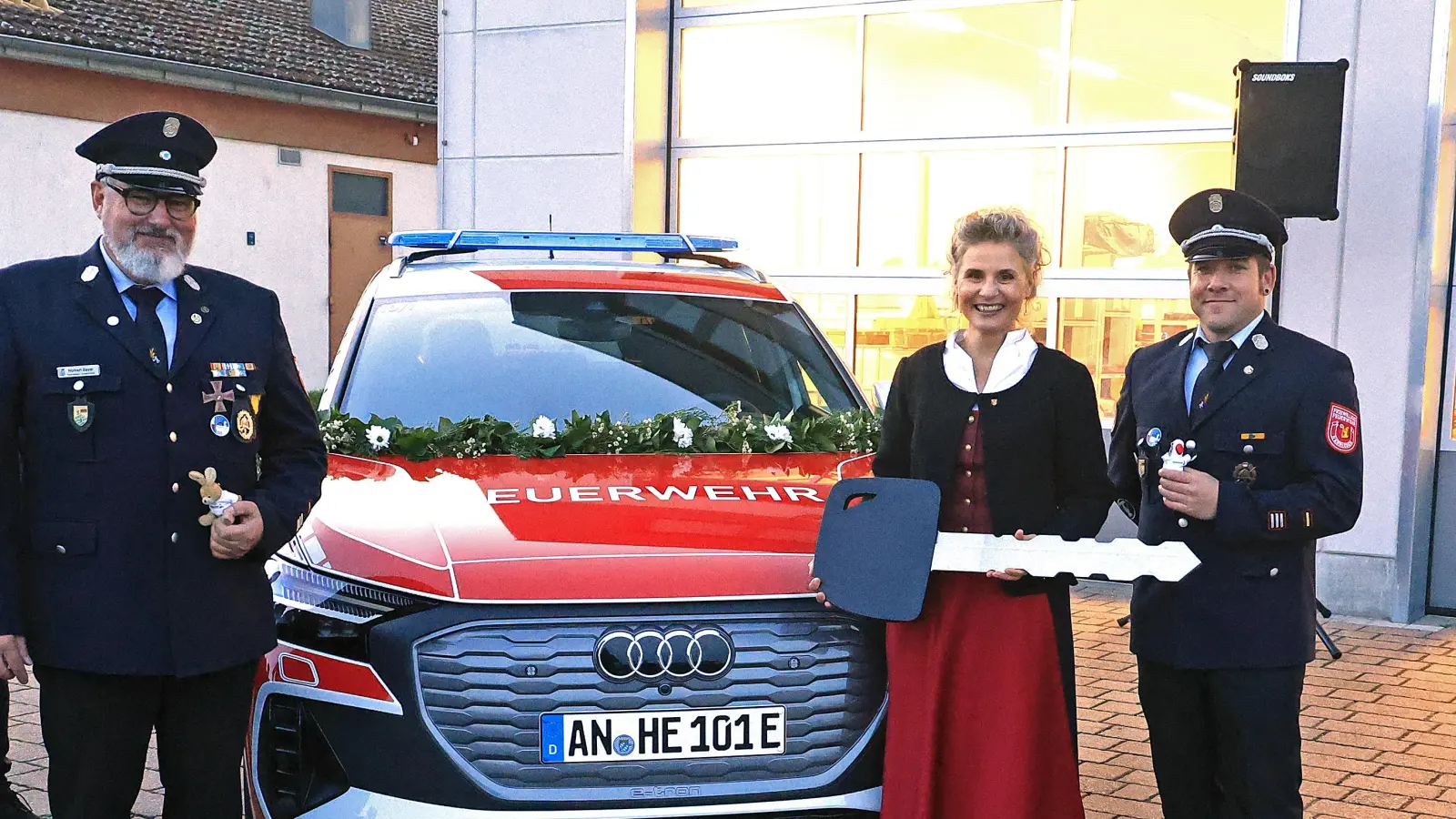 Feierliche Übergabe: Über den neuen Kommandowagen freuten sich (von links): Kommandant Norbert Bayer, Bürgermeisterin Dorina Jechnerer und zweiter Kommandant Christian Kolski. (Foto: FFW/Günther Holzinger)