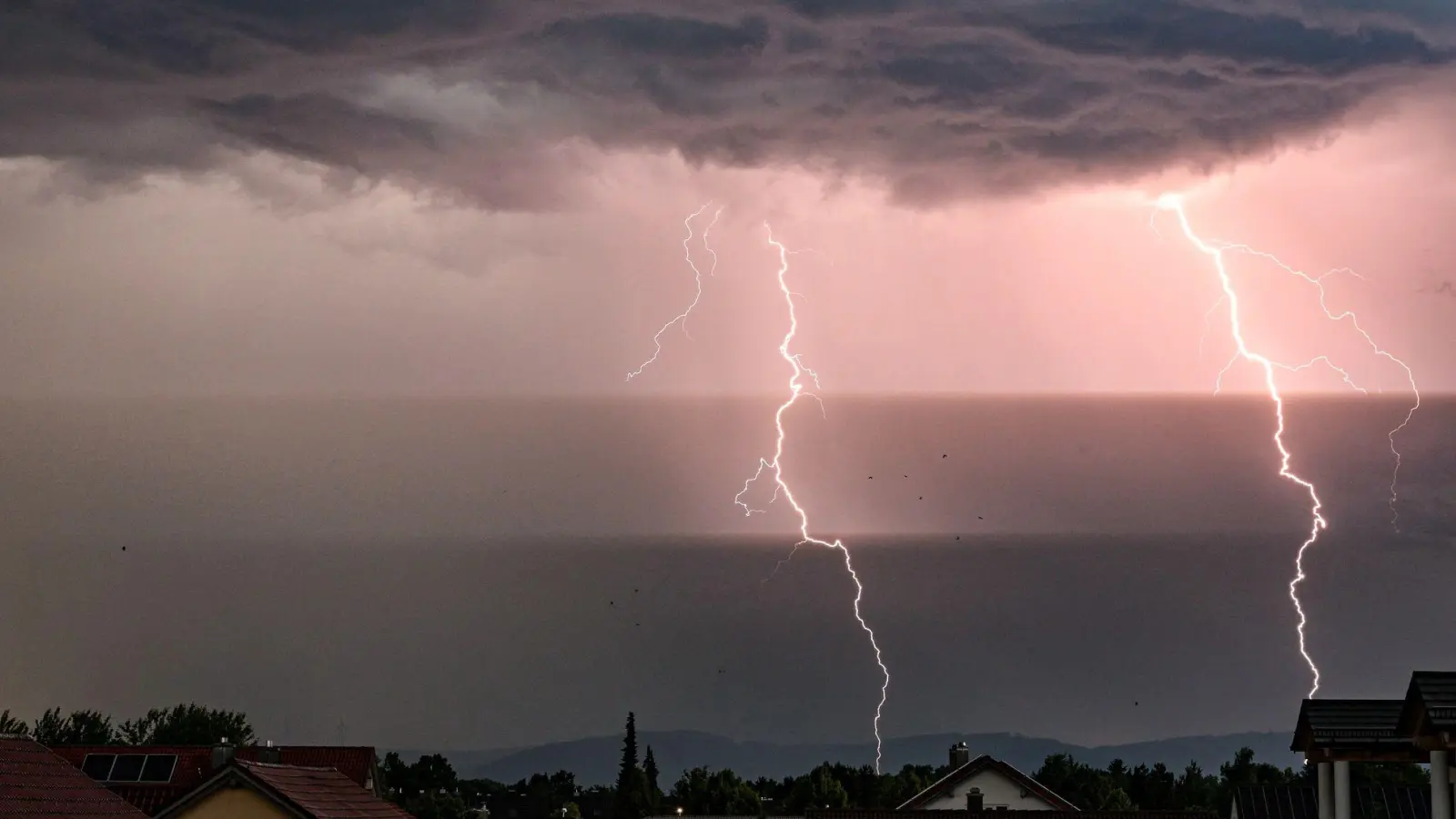 Der Informationsdienst Aldis/Blids erfasste 3.272 Erdblitze am Montag in Bayern. (Archivbild) (Foto: Armin Weigel/dpa)