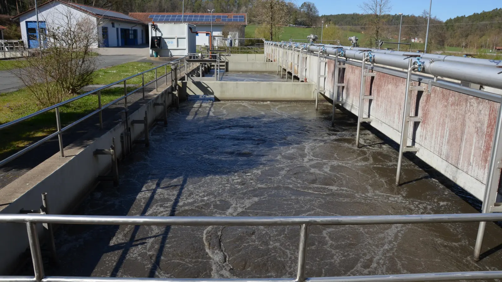 Die Betriebskosten der Abwasserentsorgungseinrichtungen in Dietenhofen (im Bild die Kläranlage) sind gestiegen. Daher werden ab Januar höhere Gebühren erhoben. (Foto: Yvonne Neckermann)