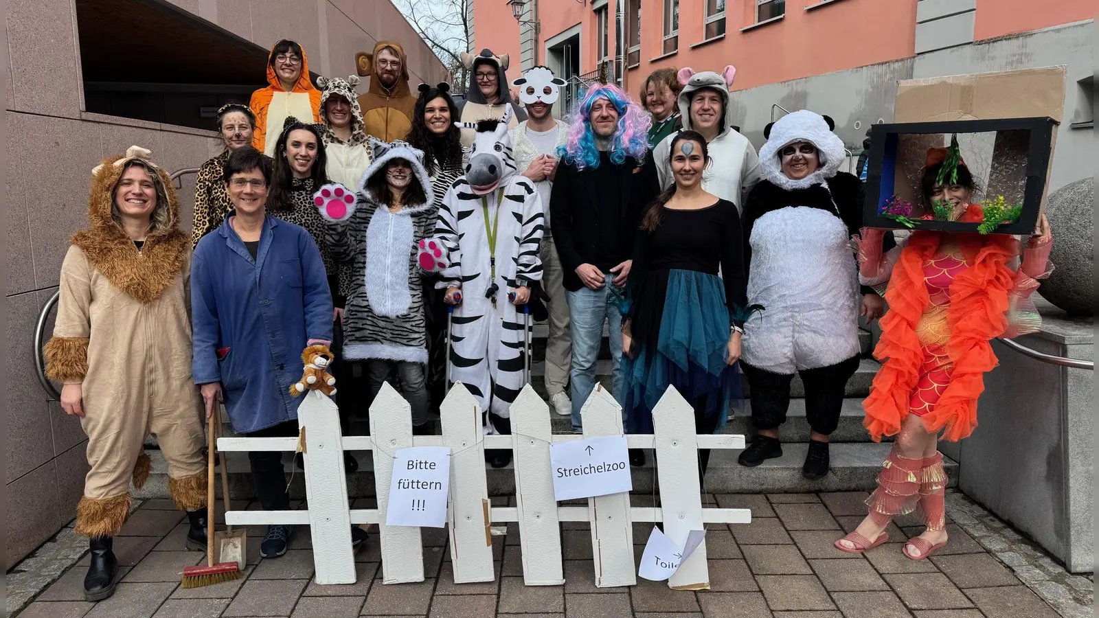 Gruppenbild mit Zoowärter: Am Tag vor den Faschingsferien tummelten sich wilde Tiere im Gymnasium Carolinum. Ellen May, die stellvertretende Schulleiterin, kümmerte sich als Zootierpfleger im blauen Kittel und mit Besen um den alltäglich anfallenden Mist.  (Foto: Lara Hausleitner)