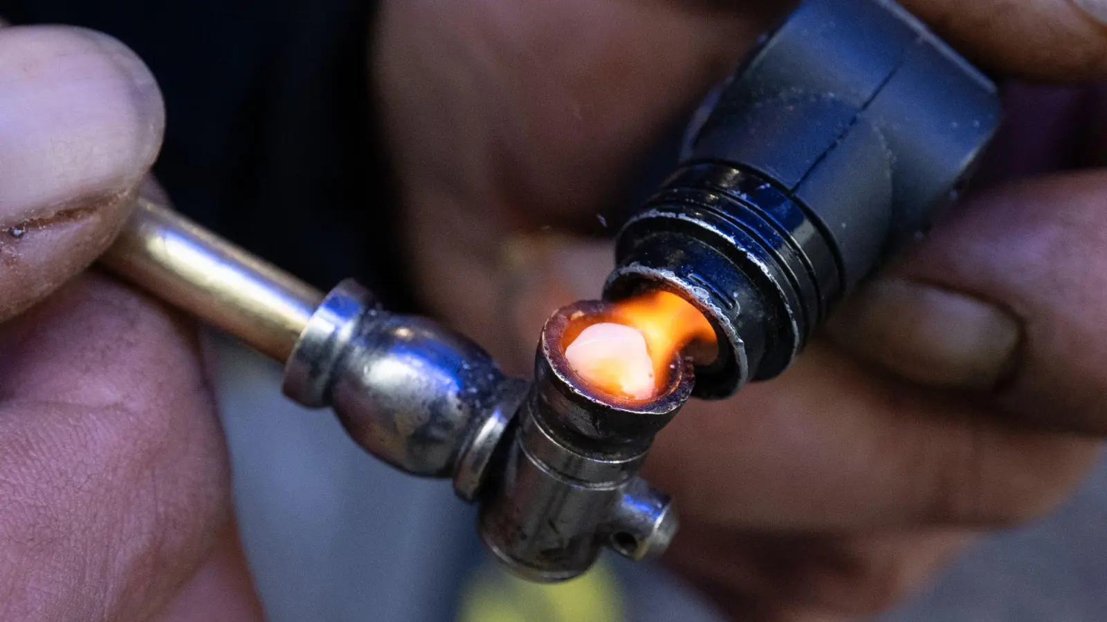 Meistens wird Crack in einer Pfeife geraucht, in seltenen Fällen wird es gespritzt. (Archivbild) (Foto: Boris Roessler/dpa)