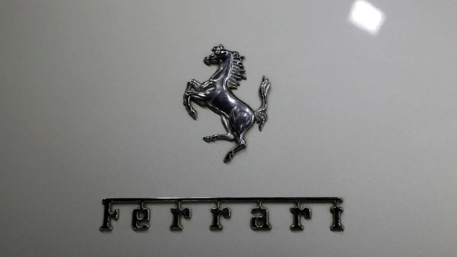 Das Logo des Sportwagenherstellers Ferrari. (Foto: Clara Margais/dpa)