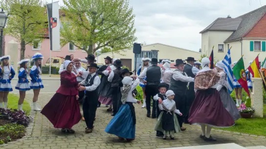 Die Tanzgruppe „Sautadours“ aus Bellac bei einer ihrer Einlagen, die das Jubiläum umrahmten. (Foto: Albert Schülein)