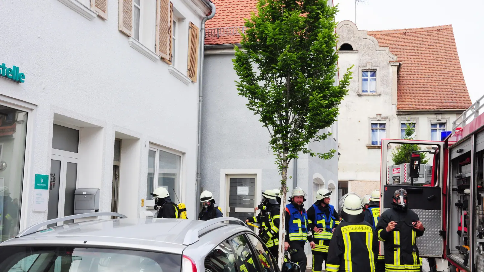 Zwischen den beiden Häusern auf der linken Seite brannte es in der Feuchtwanger Altstadt in einem Anbau, der als Abstellraum genutzt wird. (Foto: Jonas Volland)