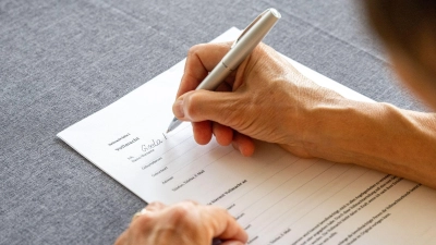 Mit einer Vollmacht können Depotinhaber anderen Entscheidungsgewalt über deren Vermögen einräumen. Verschieben können Bevollmächtigte das Ersparte allerdings nicht. (Foto: Benjamin Nolte/dpa-tmn)