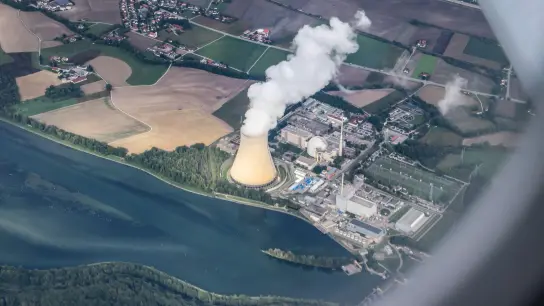 Das Atomkraftwerk Isar 2 in Bayern ist derzeit noch in Betrieb. (Foto: Jan Woitas/dpa)