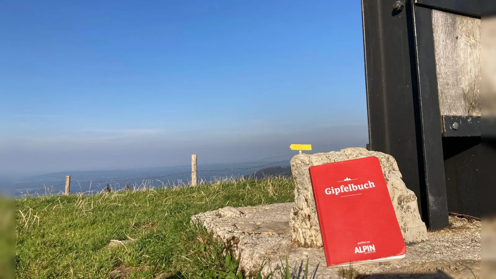 Das Gipfelbuch aus Papier wird digital ersetzt.  (Foto: Sabine Dobel/dpa)