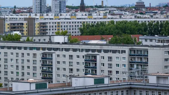Blick auf Wohnhäuser im Berliner Osten. (Foto: Monika Skolimowska/dpa)