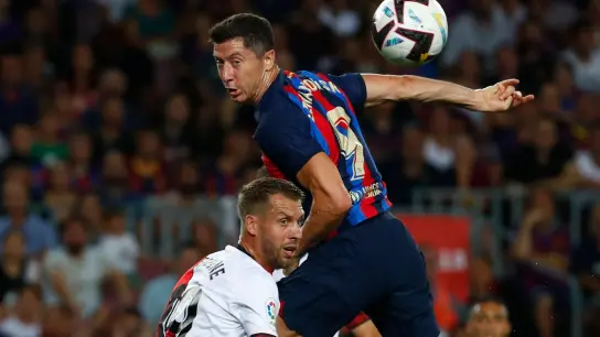 Robert Lewandowski bliebt bei seinem Debüt für den FC Barcelona ohne Treffer. (Foto: Joan Monfort/AP/dpa)