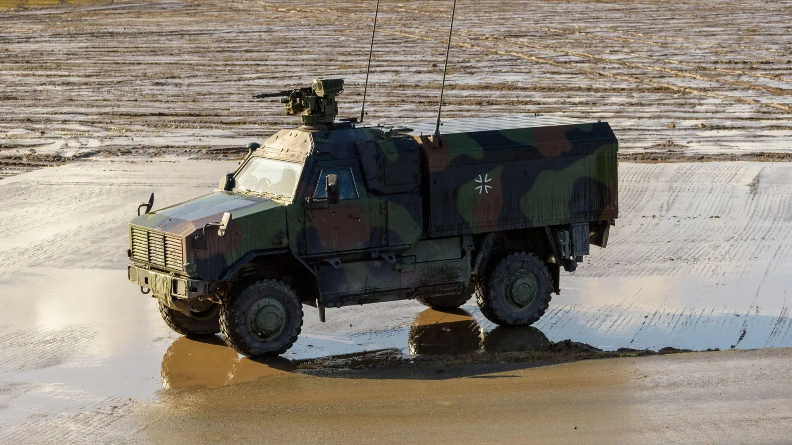 Das Allschutz-Transport-Fahrzeug vom Typ Dingo der Bundeswehr steht auf dem Truppenübungsplatz. (Foto: Philipp Schulze/dpa)
