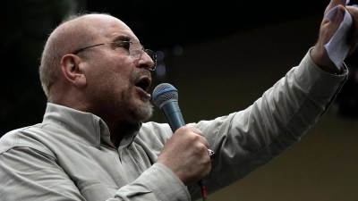 Parlamentspräsident Mohammed Baghar Ghalibaf sagte, die Straße von Hormus bleibe so lange geschlossen, wie sich die USA nicht an ihre Verpflichtungen aus der Vereinbarung hielten. (Archivbild) (Foto: Vahid Salemi/AP/dpa)