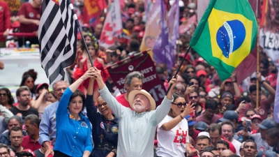 Die Linken-Ikone Lula gewann die Präsidentenwahl. (Foto: Andre Penner/AP/dpa)