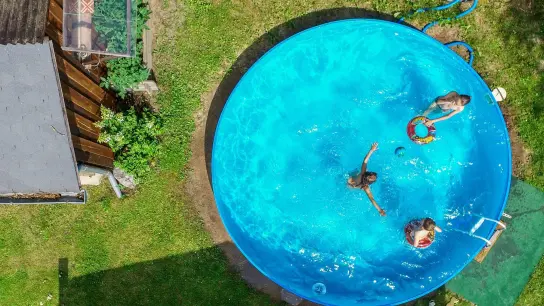Wer einen Pool in seinem Garten aufstellen will und Kinder hat, sollte vorab an einige Sicherheitsmaßnahmen denken. (Foto: Patrick Pleul/dpa-Zentralbild/dpa-tmn)