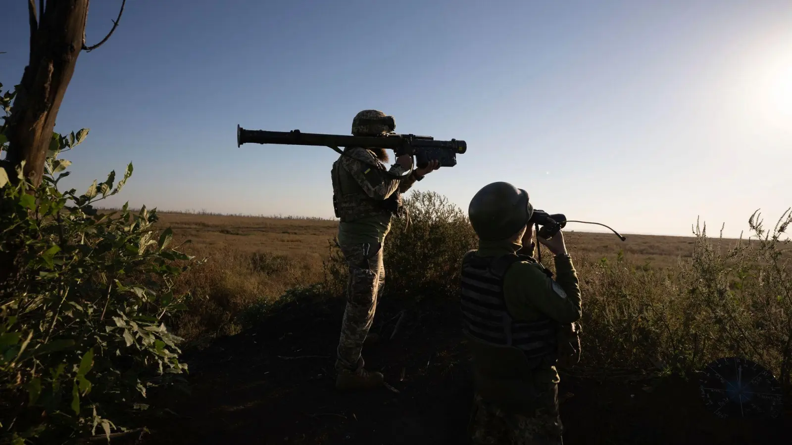 Ukrainische Soldaten zielen mit einer Flugabwehrrakete auf die Frontlinie bei Bachmut. (Foto: Alex Babenko/AP/dpa)