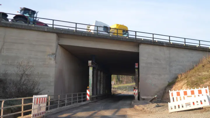 Diese Autobahnbrücke wird nun in zwei Bauabschnitten abgerissen. Die Straße, die darunter zwischen Gleißenberg und Elsendorf verläuft, wird deshalb gesperrt. (Foto: Johannes Zimmermann)