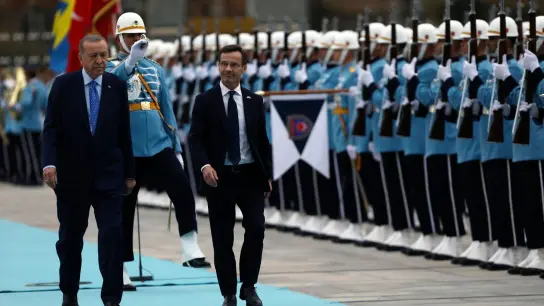 Türkeis Präsident Recep Tayyip Erdogan und Schwedens Ministerpräsident Ulf Kristersson inspizieren eine militärische Ehrengarde während einer Begrüßungszeremonie im Präsidentenpalast. (Foto: Burhan Ozbilici/AP/dpa)