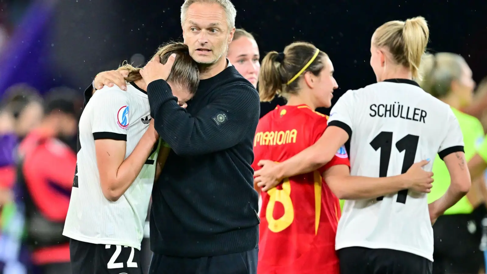 Trost für seine Spielerinnen: Bundestrainer Christian Wück. (Foto: Sebastian Christoph Gollnow/dpa)