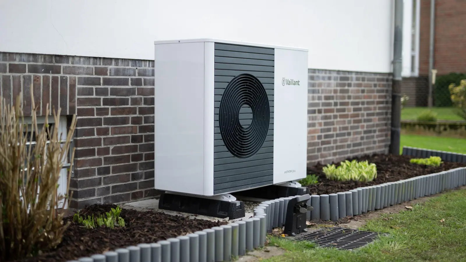 In Neubaugebieten sind Wärmepumpen häufig zu sehen. (Archivbild) (Foto: Daniel Reinhardt/dpa/dpa-tmn)