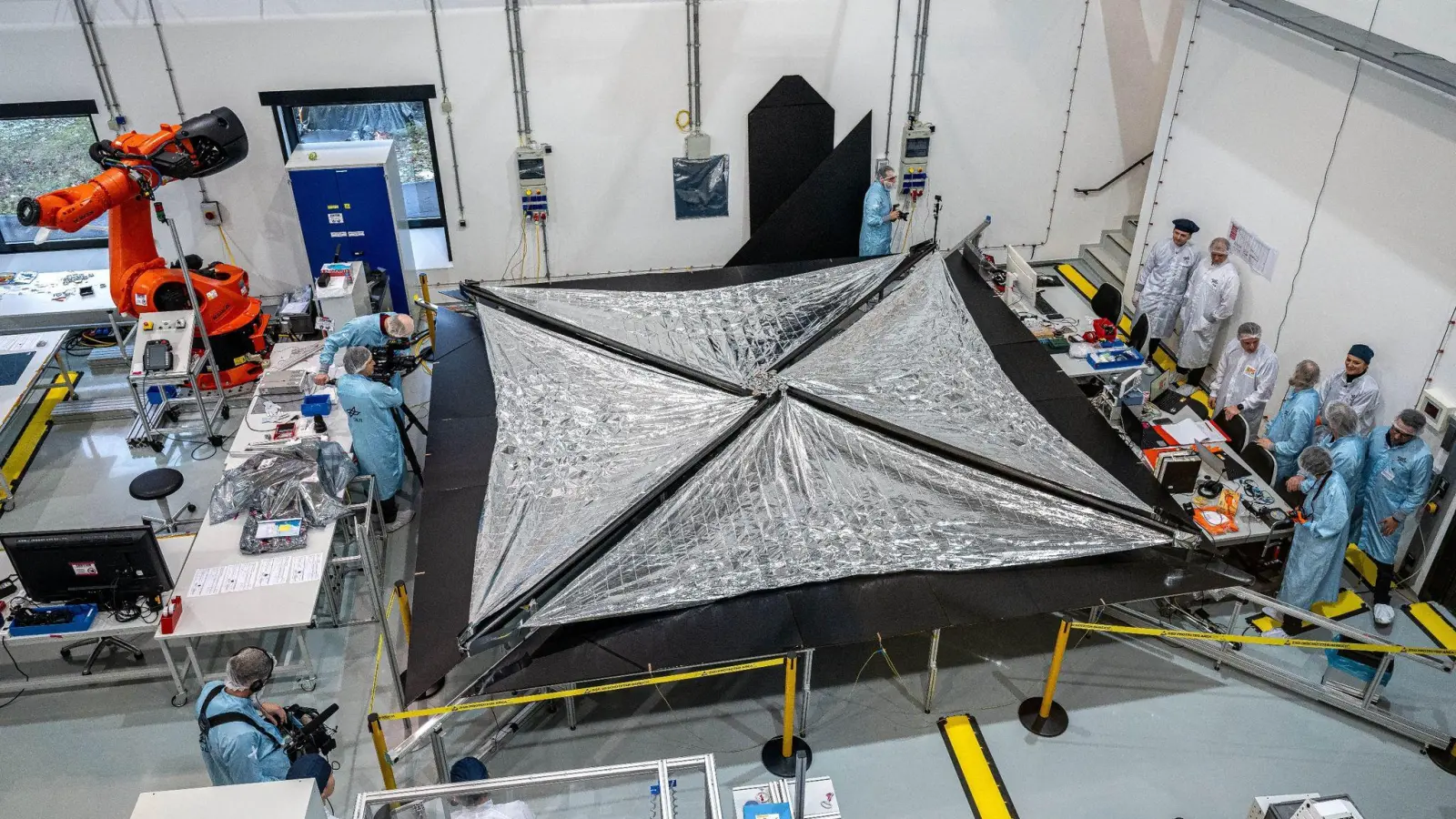 Ein ADEO-L Segel der Firma HPS wird beim DLR-Institut für Raumfahrtsysteme in Bremen getestet. (Foto: Sina Schuldt/dpa)