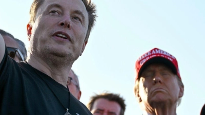 Elon Musk soll die Einschränkungen veranlasst und darüber auch mit Donald Trump gesprochen haben. (Archivbild) (Foto: Brandon Bell/Getty Images North America Pool via AP/dpa)