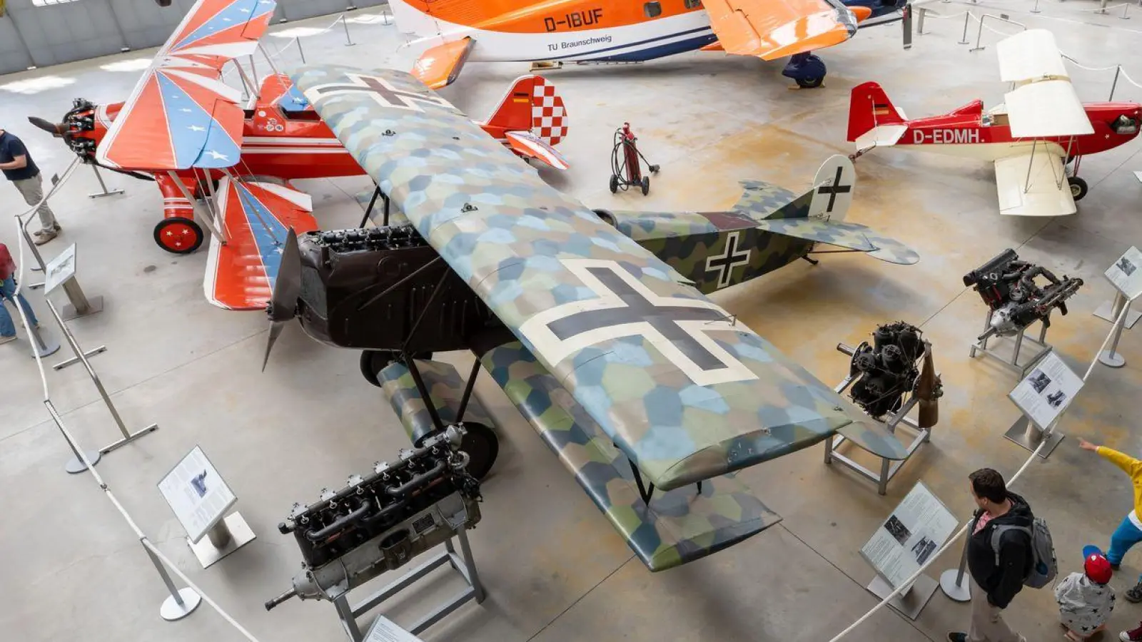 Das aus den Beständen des Deutschen Museums stammende niederländische Fokker-Jagdflugzeug wurde früher in Schleißheim ausgestellt, hier im Vordergrund. (Archivbild) (Foto: Peter Kneffel/dpa)
