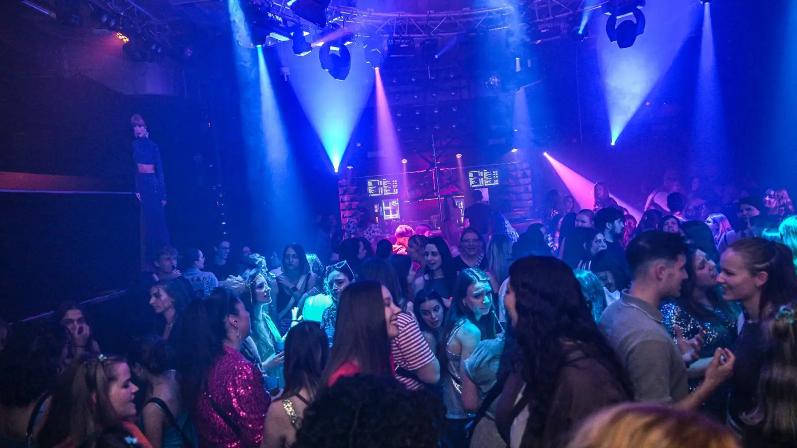 Fans von Taylor Swift feiern das neue ALbum. (Foto: Marius Bulling/dpa)