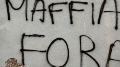 An eine Hausmauer in der korsischen Küstenstadt Bastia steht auf Korsisch geschrieben „Mafia raus“. (Foto: Rachel Boßmeyer/dpa)