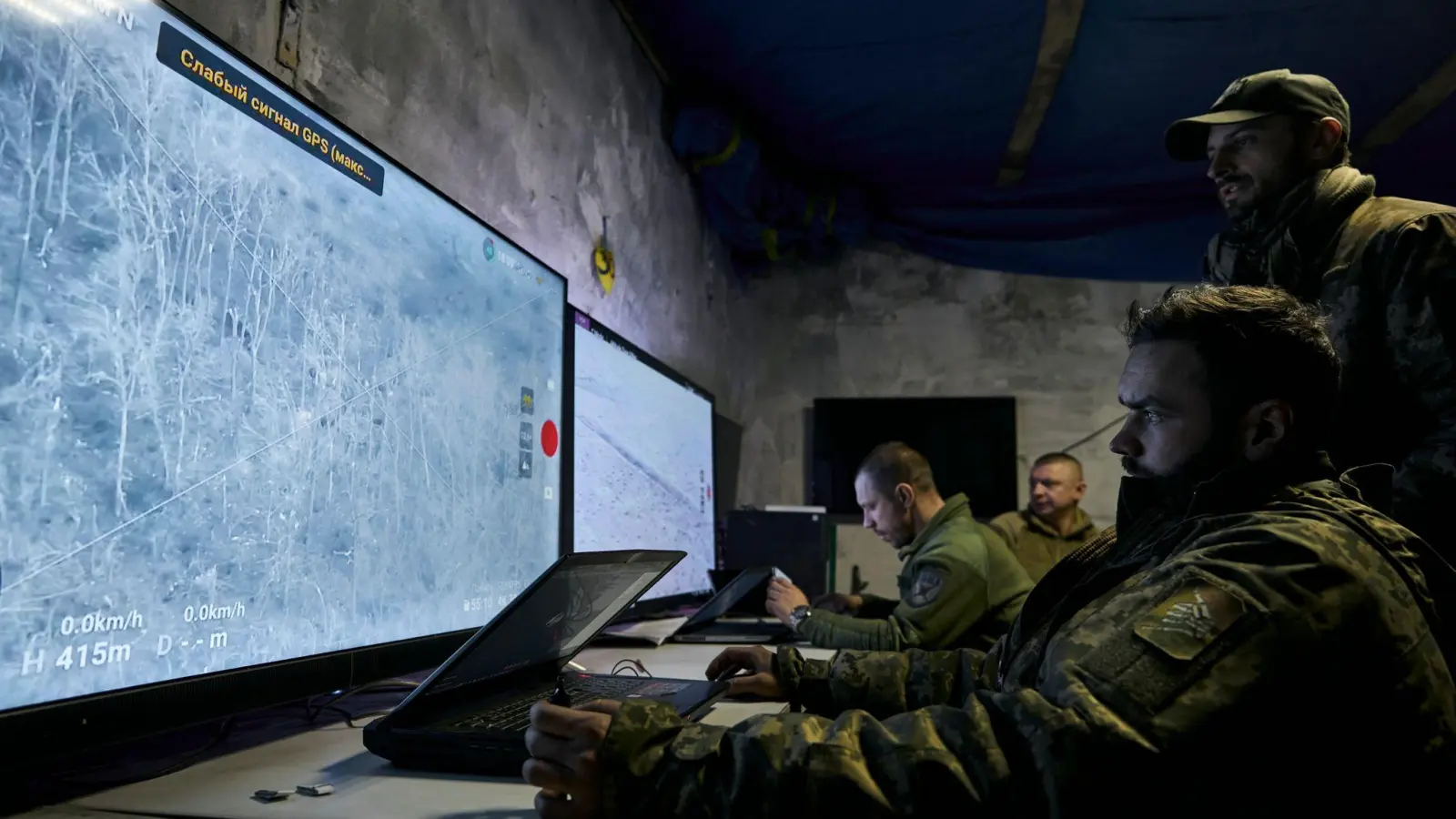 Ukrainische Soldaten verfolgen auf Monitoren die Übertragung von Drohnen in einer unterirdischen Kommandozentrale. (Foto: Libkos/AP/dpa/Symbolbild)