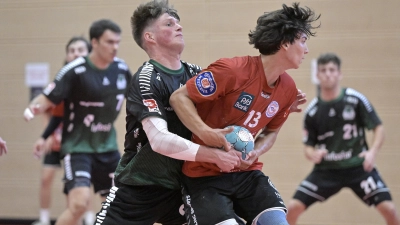 Zupacken geht, werfen im Moment noch nicht richtig: Florian Schmidt (links) bei der Rückkehr in die Rothenburger Mehrzweckhalle mit dem Günzburger Kilian Weigl. (Foto: Martin Rügner)