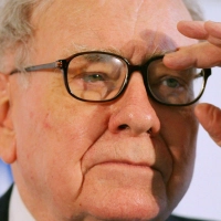 Im Alter von 95 Jahren will Warren Buffett sein Vermögen beschleunigt spenden. (Archivbild) (Foto: Arne Dedert/dpa)