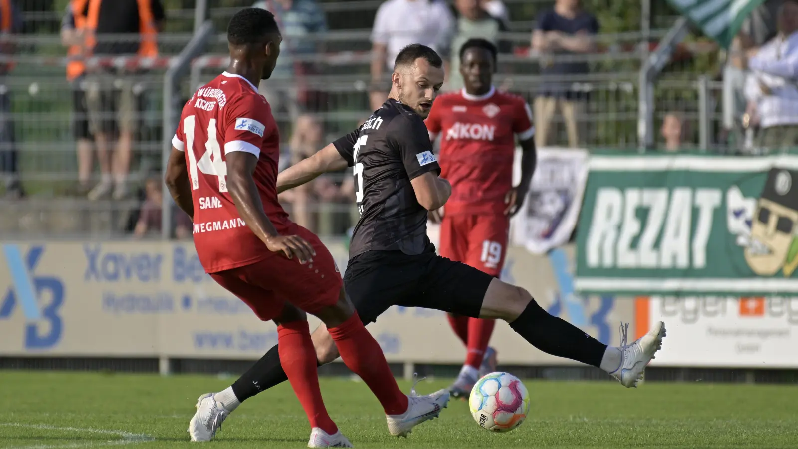 Fehlt der SpVgg Ansbach wegen einer Rot-Sperre: Abwehrchef Eric Weeger (Mitte, hier gegen den Würzburger Saliou Sane). (Foto: Martin Rügner)