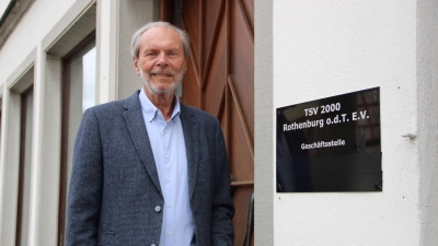 Verbunden seit Jahrzehnten: Dieter Kölle und der TSV 2000. Er war seit Gründung des Vereins – ein Zusammenschluss aus TV und ASV – der Vorsitzende gewesen. Im April ist er nicht mehr zu Wahl angetreten und hat die Schlüssel für die Geschäftsstelle abgegeben. Er ist jetzt Ehrenvorsitzender. (Foto: Clarissa Kleinschrot)