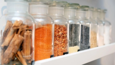 Nicht im Kühlschrank und nicht über dem Herd: Gewürze mögen weder Feuchtigkeit noch Temperaturschwankungen. (Foto: Andrea Warnecke/dpa-tmn)