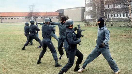 Mitglieder der Anti-Terroreinheit GSG 9 bei der Ausbildung im Nahkampf im Jahr 1979. (Foto: Roland Scheidemann/dpa)
