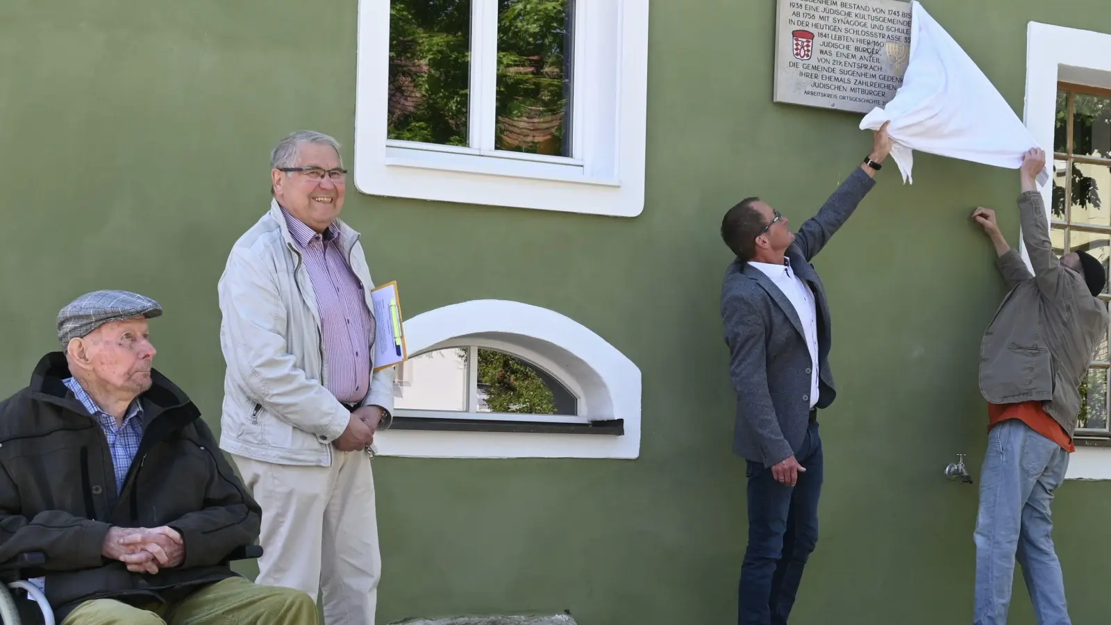 Peter Pöllet, Heinrich Klopp, Bürgermeister Anton Schiefer sowie Steinmetz Harald Schiffermüller (von links) bei der Enthüllung der Gedenktafel am Sugenheimer Schäferhaus. (Foto: Judith Marschall)
