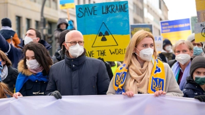 Peter Tschentscher (SPD), Erster Bürgermeister in Hamburg, und Iryna Tybinka, Generalkonsulin der Ukraine in Hamburg, demonstrieren für den Frieden. (Foto: Jonas Walzberg/dpa)