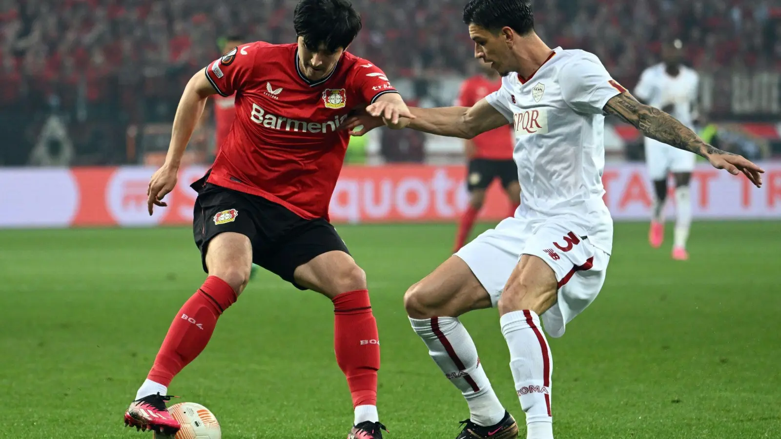 Für Leverkusens Sardar Azmoun (l) geht die Saisonvorbereitung mit einer Verletzung los. (Foto: Federico Gambarini/dpa)