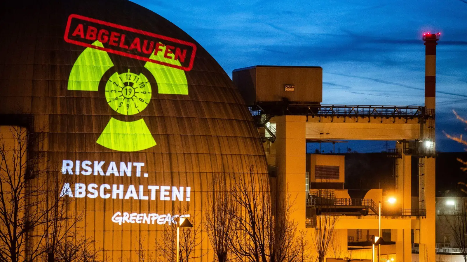 Eine Greenpeace-Aktion am Kernkraftwerk Neckarwestheim. Greenpeace macht mit ihrer Aktion darauf aufmerksam. Die FDP will mit dem Rückbau noch warten. (Foto: Christoph Schmidt/dpa)