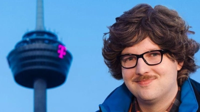 Autor Chris Sommer in seiner Rolle als Reporter Peter-Stefan Thomas vor dem Kölner Fernsehturm - das „ZDF Magazin vor Ort: Die Colonius-Sprengung“ kommt am Freitag. (Handoutbild) (Foto: Ben Knabe/ZDF/dpa)
