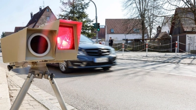 An zahlreichen Messstellen überwacht die bayerische Polizei am Mittwoch den Verkehr.  (Symbolbild: Daniel Löb/dpa)