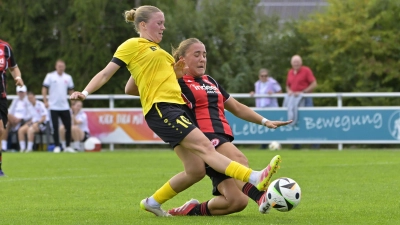 Lea Würth (in Gelb) stieß im Sommer zum SV Weinberg und gehört schon zur Stammelf. Hier ist sie im Zweikampf mit Victoria Kohl von Eintracht Frankfurt U19 zu sehen. (Foto: Martin Rügner)