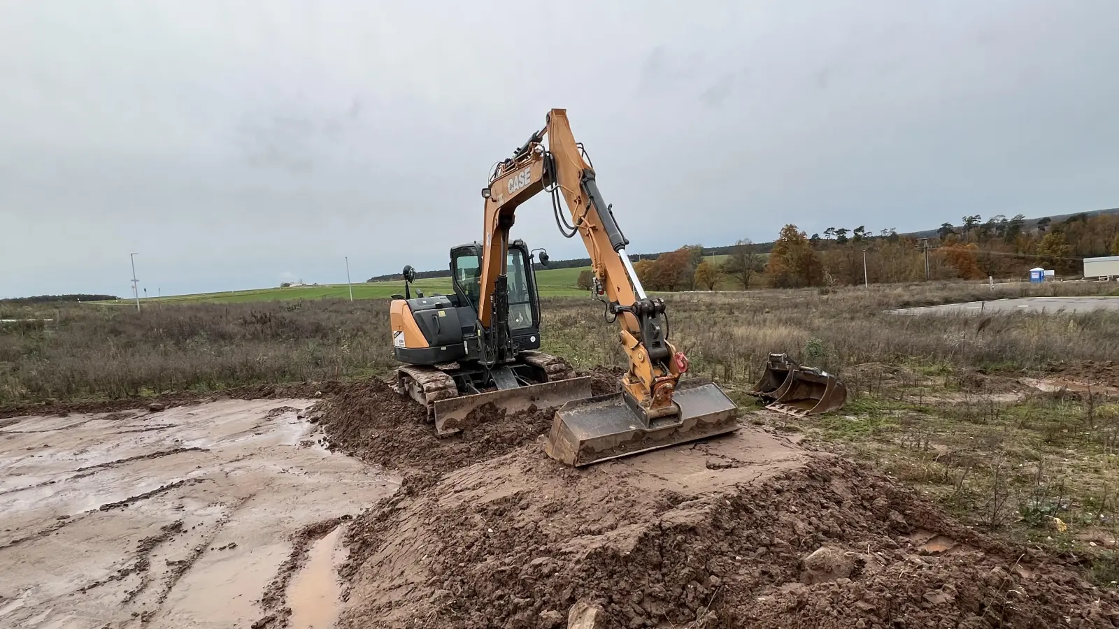 Bei der Erschließung des zweiten Abschnitts im Neubaugebiet nördlich der Rüderner Straße wurden Fernwärmeleitungen im Boden verlegt. Gesucht wird allerdings aktuell noch ein Netzbetreiber. (Foto: Yvonne Neckermann)