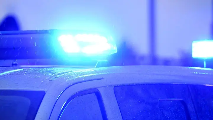 Ein Polizeiwagen mit eingeschaltetem Blaulicht. (Foto: Carsten Rehder/dpa/Symbolbild)