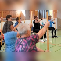 Bärbel Hautum (Zweite von rechts) leitet die Hockergymnastik an. Die Physiotherapeutin bringt dafür abwechslungsreiche Übungen mit in die Stunde. (Foto: Simone Hedler)
