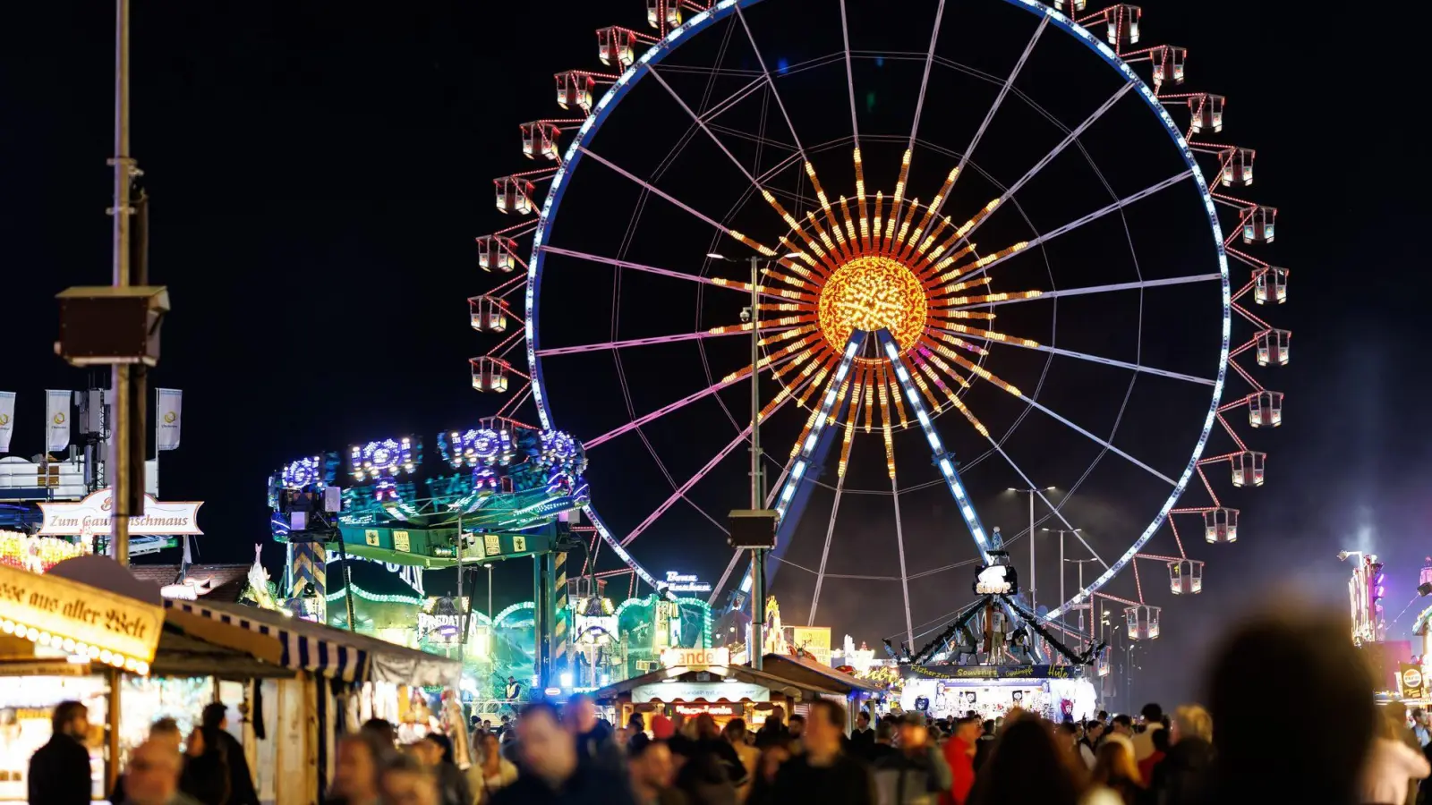 Das Münchner Oktoberfest im Dunklen. Hier soll am Abend eine Drohne geflogen sein. (Archivbild) (Foto: Daniel Karmann/dpa)