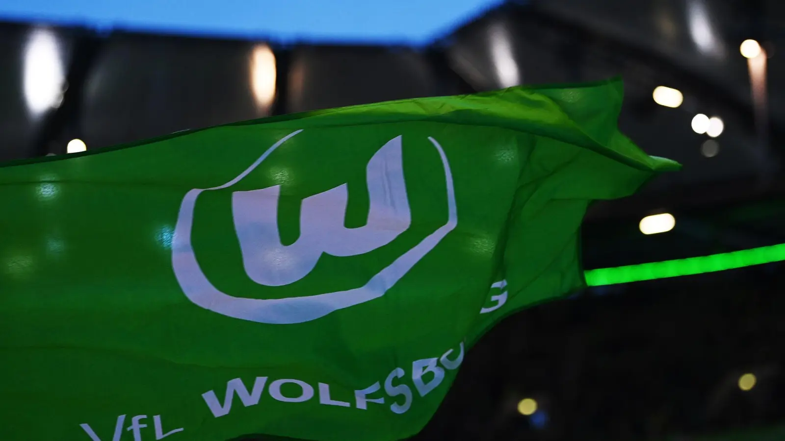 In Wolfsburg wurde versehentlich die falsche Gäste-Hymne gespielt. (Foto: Swen Pförtner/dpa)